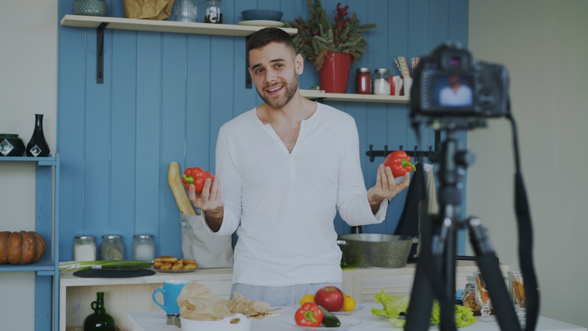 Especialista en nutrición realizando consulta en línea