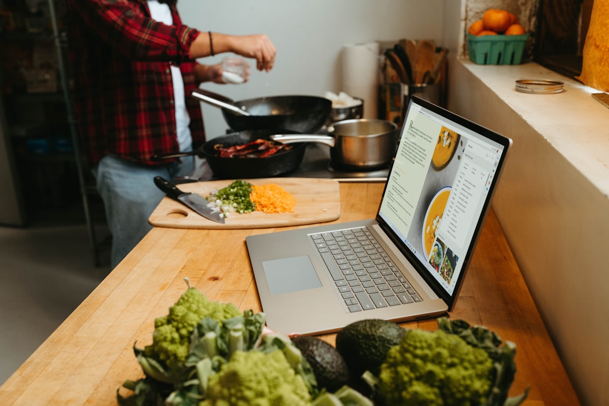 Especialista analizando plan nutricional personalizado